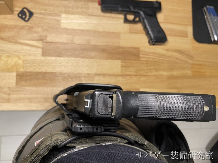 ベルト装着状態の実物OmnivoreをX300U-Aライト側から見たところ