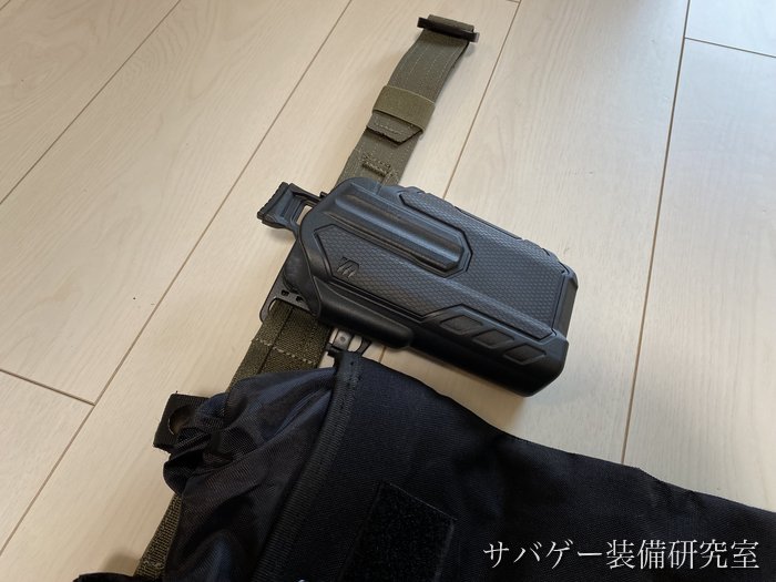 ベルトに取り付けた実物Omnivoreを斜め上から見たところ