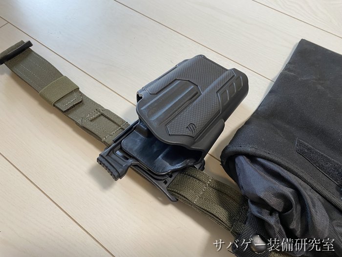 ハンドガンを抜いた実物Omnivoreの開口部とロック機構