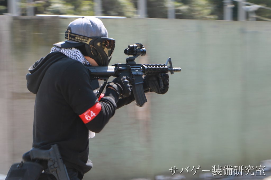 パーカー姿でM4 CQB-Rを構えて走る管理人