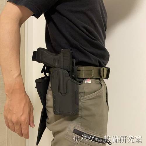 実物BLACKHAWK Omnivoreホルスターを腰に装着してハンドガンを格納した状態