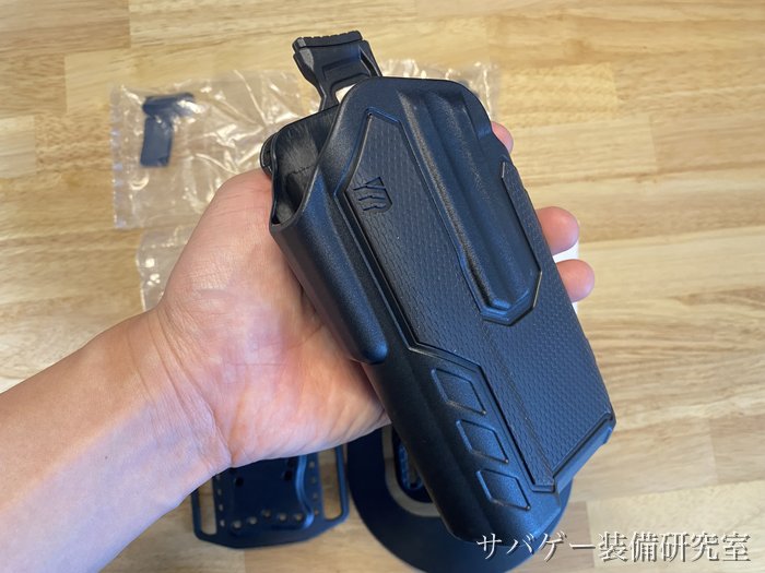 実物Omnivoreの射出成形ポリマー本体とヘックス柄テクスチャ
