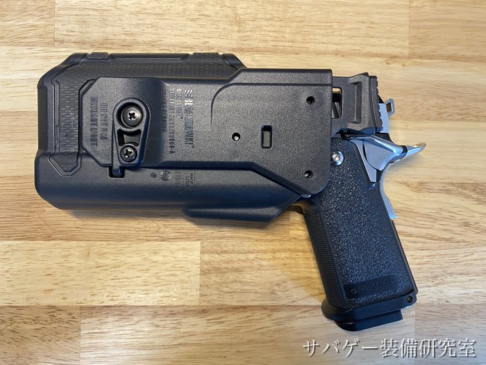 実物Omnivoreに格納したハイキャパの裏面。X300がホルスター内のロックに掛かっている