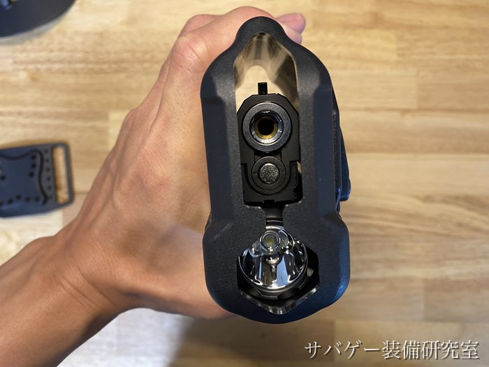 実物Omnivoreの底面。X300のベゼルだけをロックして銃本体は接触していない