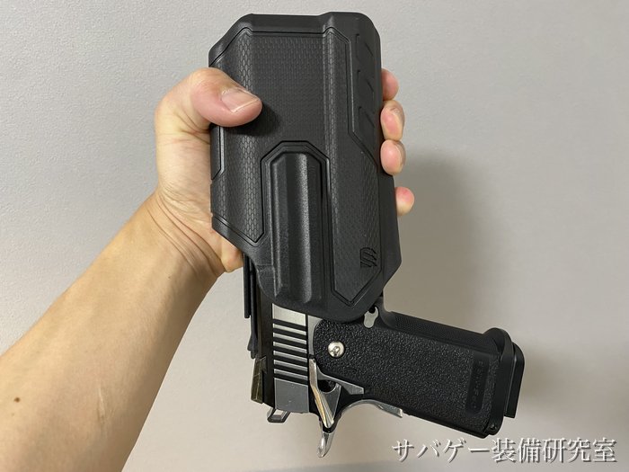 実物Omnivoreを逆さにしてもハンドガンが落ちないロック保持力
