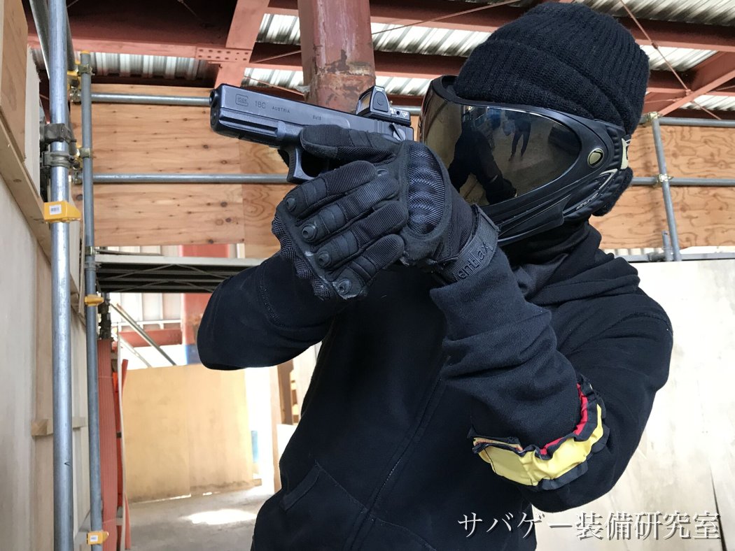 管理人がサバゲー中にRMRタイプドットサイトを載せたグロック18Cで狙っているところ