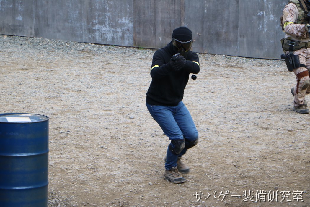 黒パーカーとジーンズの軽装でハンドガンを構えてサバゲー中の管理人
