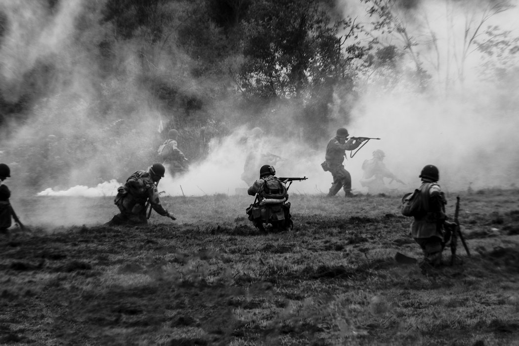 煙の中を進むWW2米軍リエナクトの兵士たち