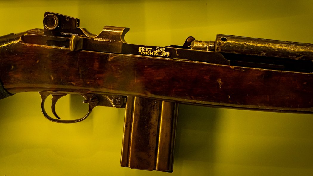 博物館に展示されたM1カービン実銃のクローズアップ