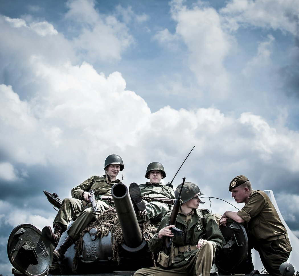 戦車の上に座るWW2米軍リエナクトの兵士たち