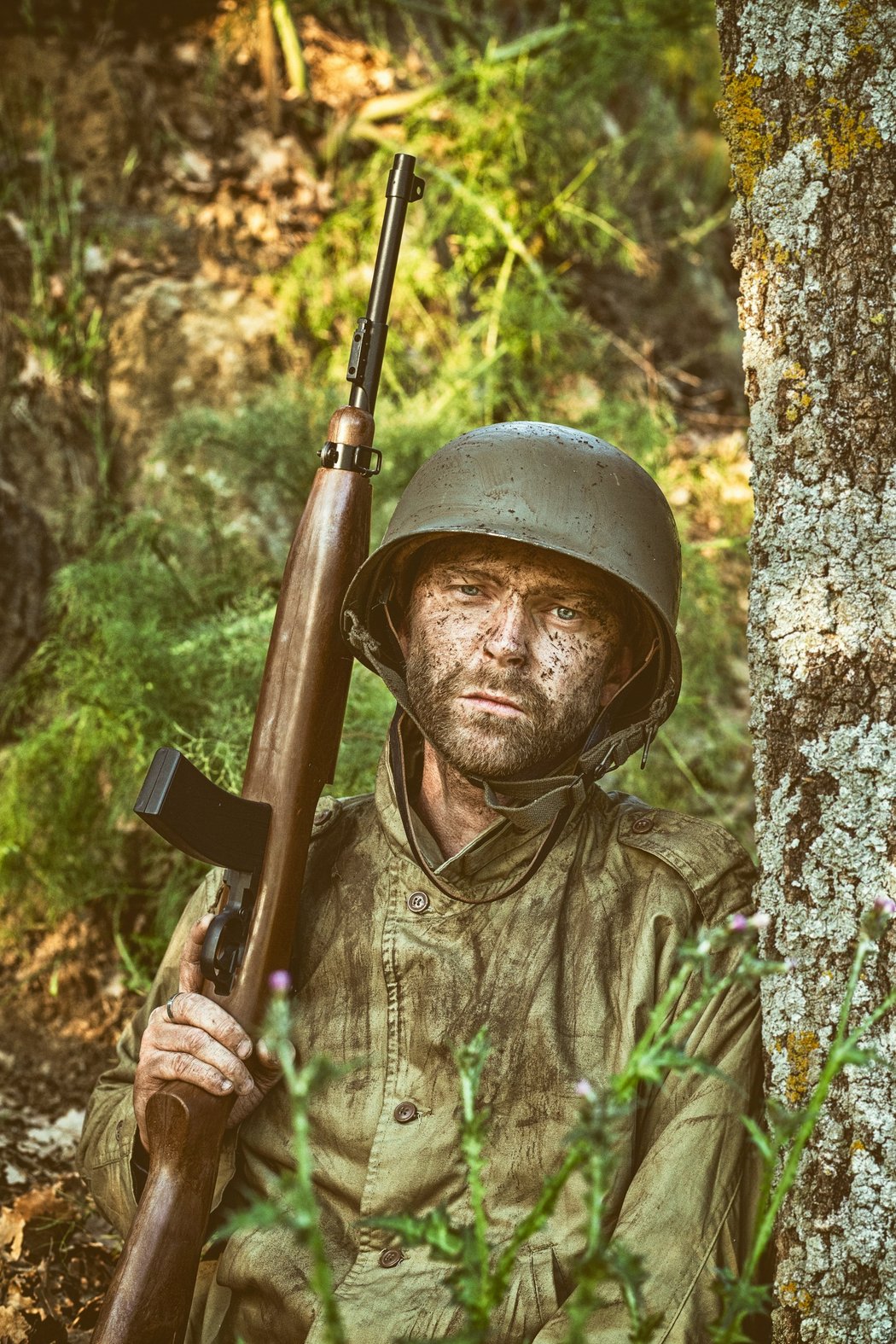 WW2米軍風の兵士がウッドストックのカービン銃を持っている様子
