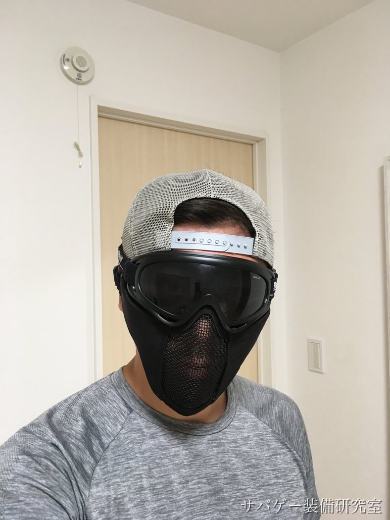 黒のメッシュマスクとゴーグルを装着した管理人