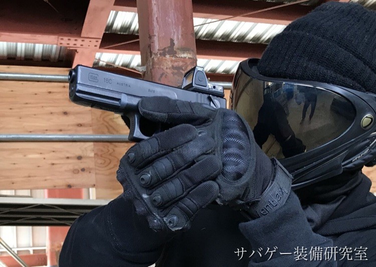 電動ハンドガンを構える管理人