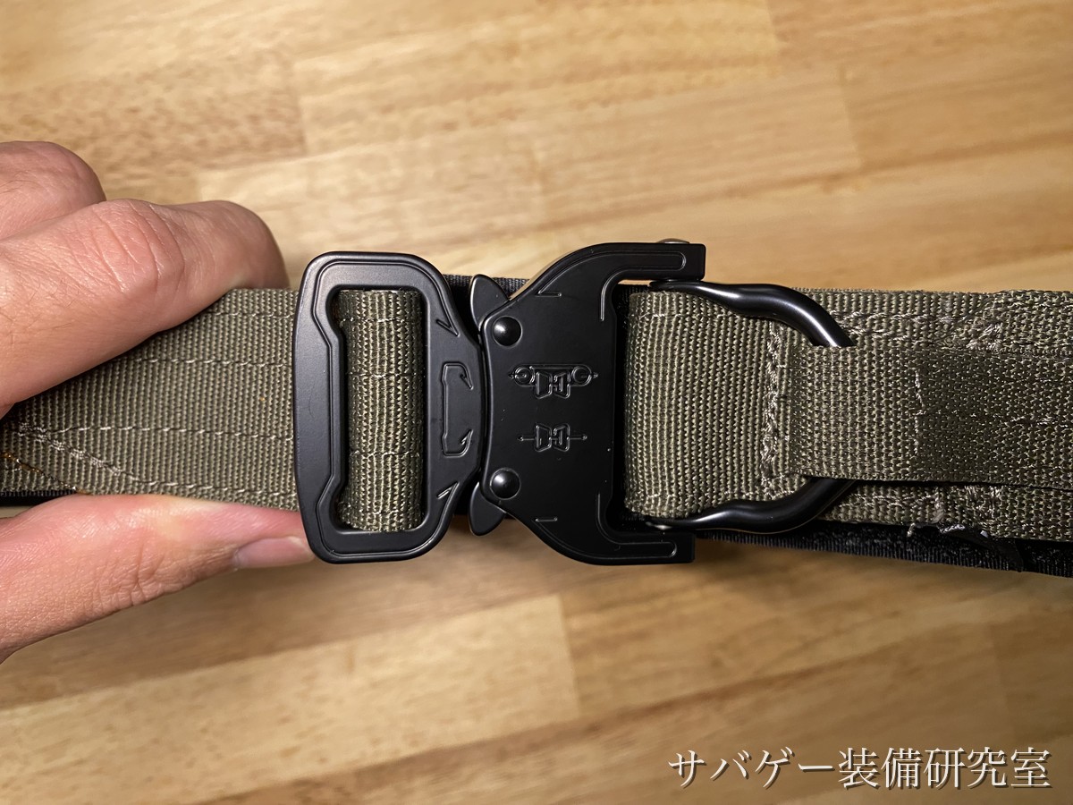 コブラバックルを手に持ったところ