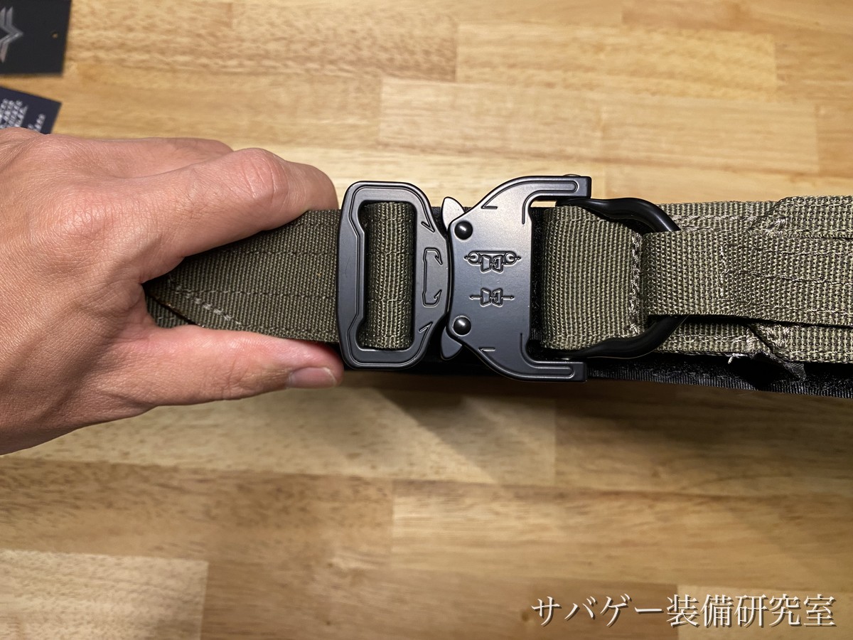 ベルトに巻きついたコブラバックルを手で持ったところ