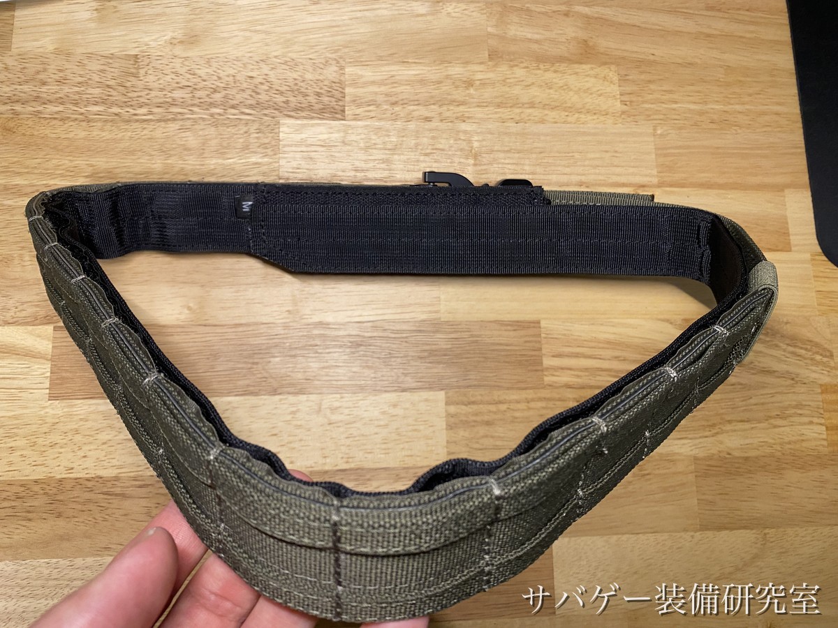 アウターベルトを手に持って全体の形を見たところ
