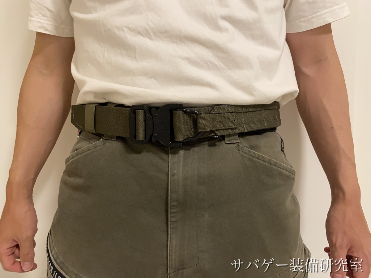 インナーベルトの上からアウターベルトを巻いた腰まわり