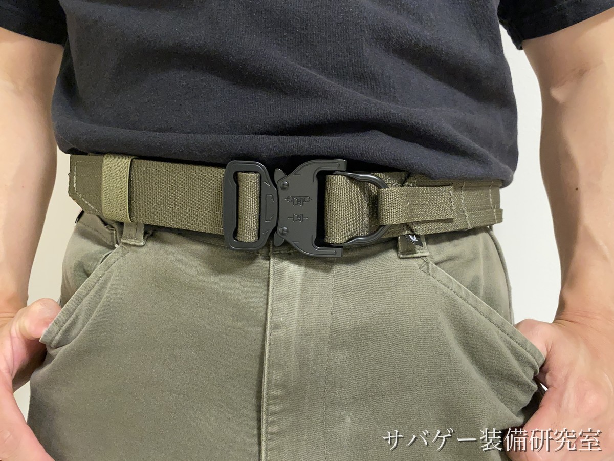 インナーベルトの上からアウターベルトを巻いてコブラバックルを留めた正面