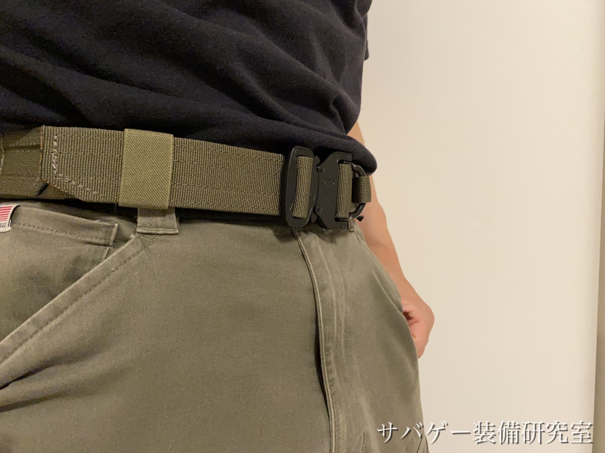 デューティーベルトを装着した右側面とコブラバックル