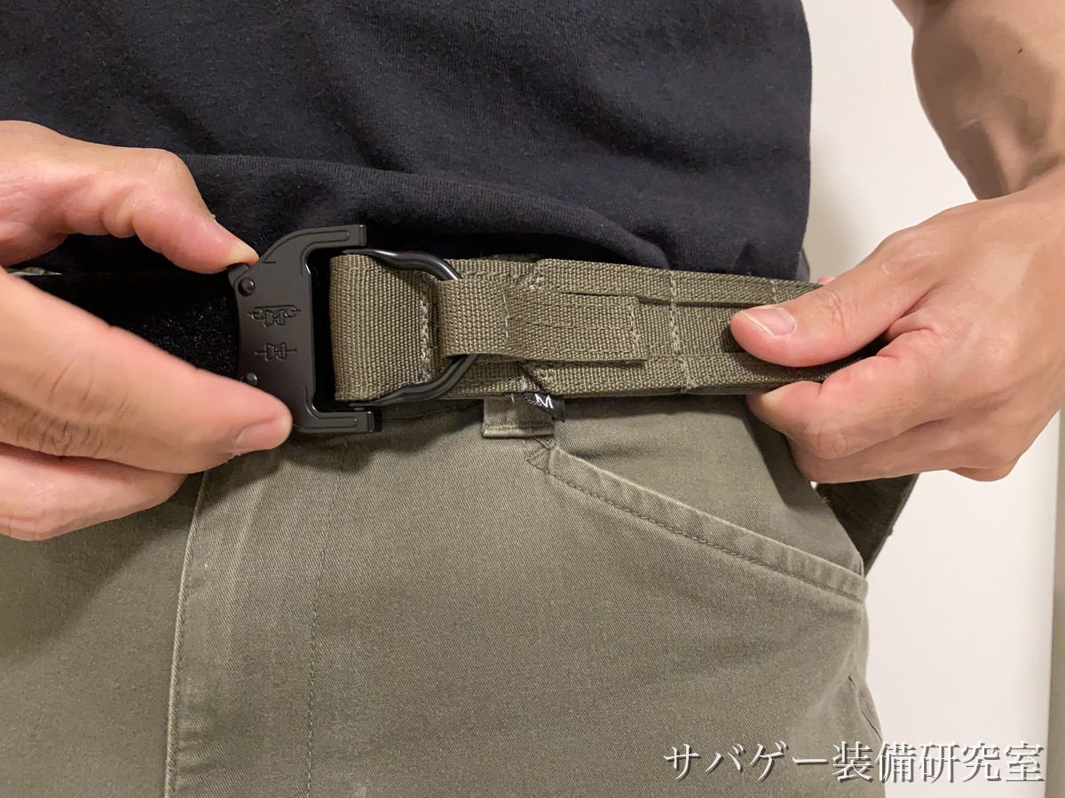 アウターベルトの端とコブラバックルのオス側を手に持ったところ