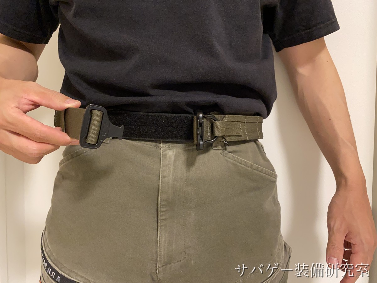 決めた長さでアウターベルトの端をベルクロで固定しているところ