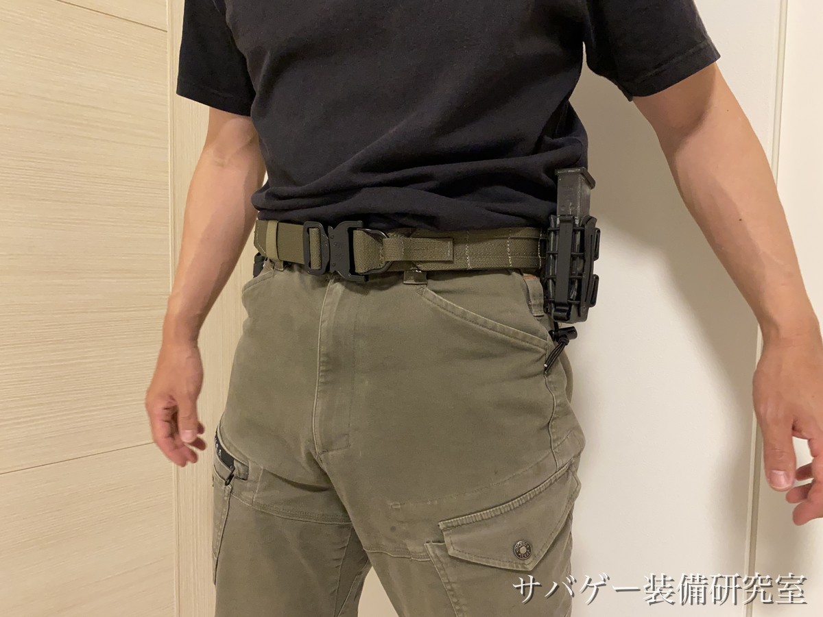 デューティーベルトに装備を組んだ状態を後ろ斜めから