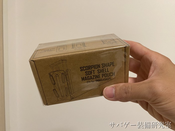 TAILOR JAPAN ハンドガンマガジンポーチのパッケージを手に持った状態