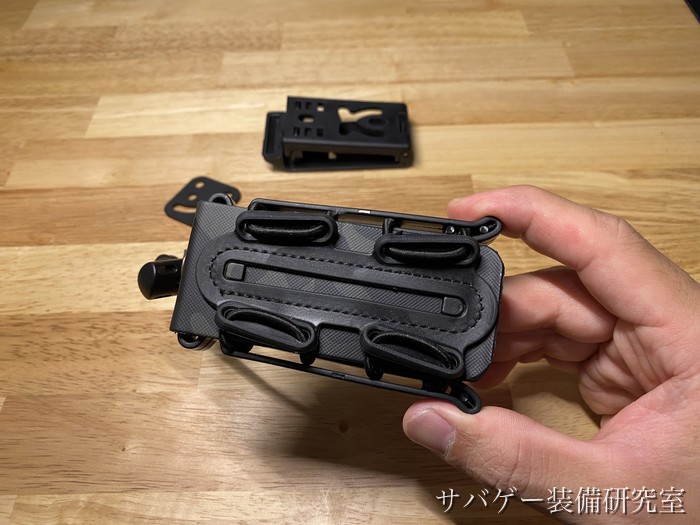 TAILOR JAPAN ハンドガンマガジンポーチの表面(縫製デザインとテンション調整ゴム)