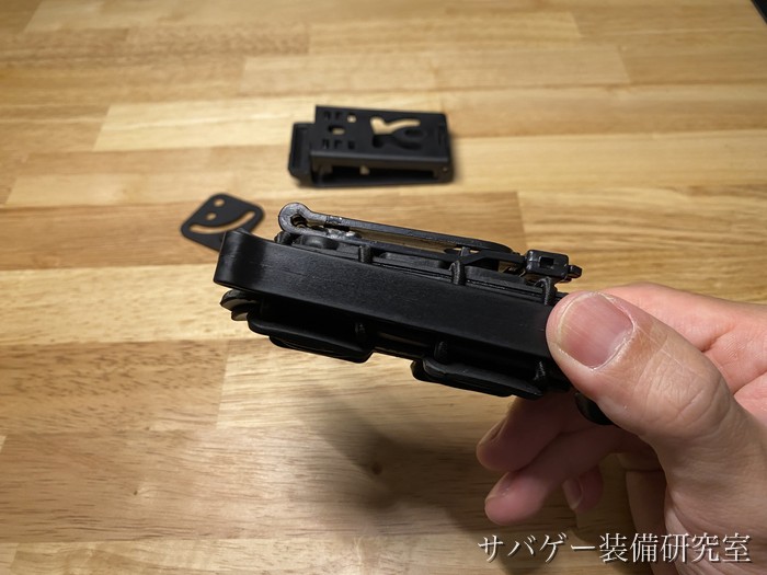 TAILOR JAPAN ハンドガンマガジンポーチの側面(薄さがわかる角度)