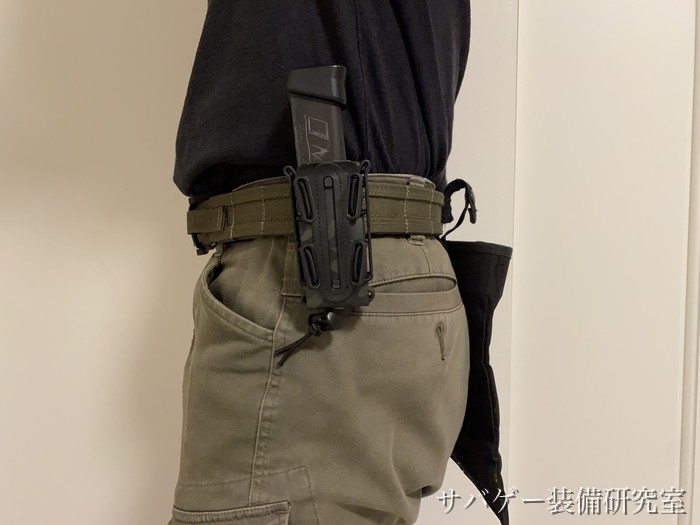 TAILOR JAPAN ハンドガンマガジンポーチをデューティーベルトの左腰に装着した状態
