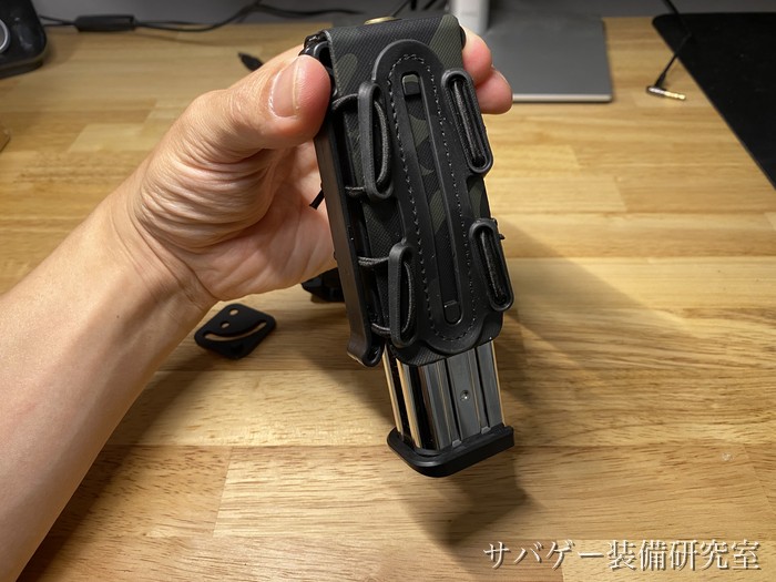 TAILOR JAPAN ハンドガンマガジンポーチを逆さまにしてもハイキャパのマガジンが落ちない保持力テスト