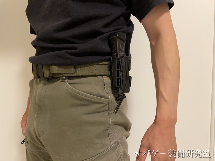 デューティーベルトにホルスターとTAILOR JAPAN ハンドガンマガジンポーチを組んだ腰まわりキット