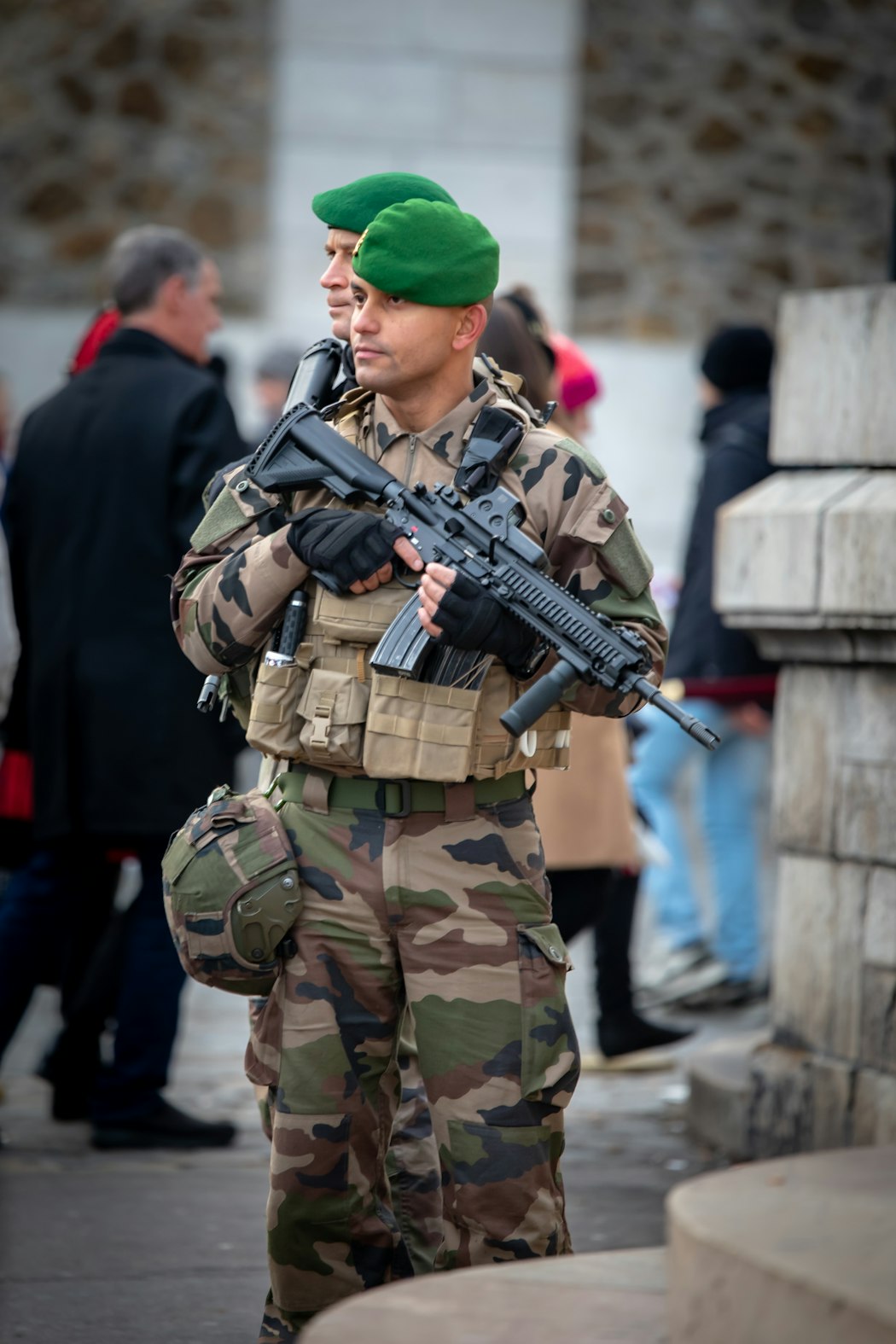 ブルパップ式のFAMASを持つ緑のベレー帽のフランス軍兵士