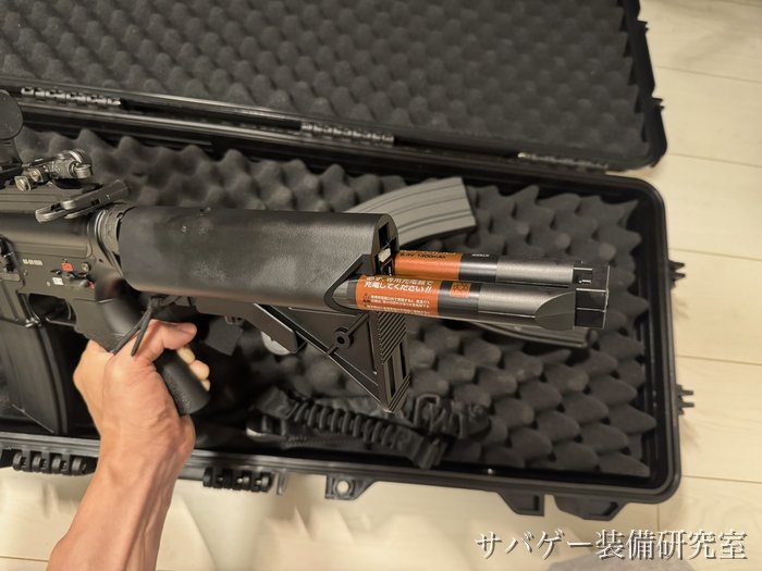HK416D デルタカスタムのストックにSOPMODバッテリーを差し込む管理人