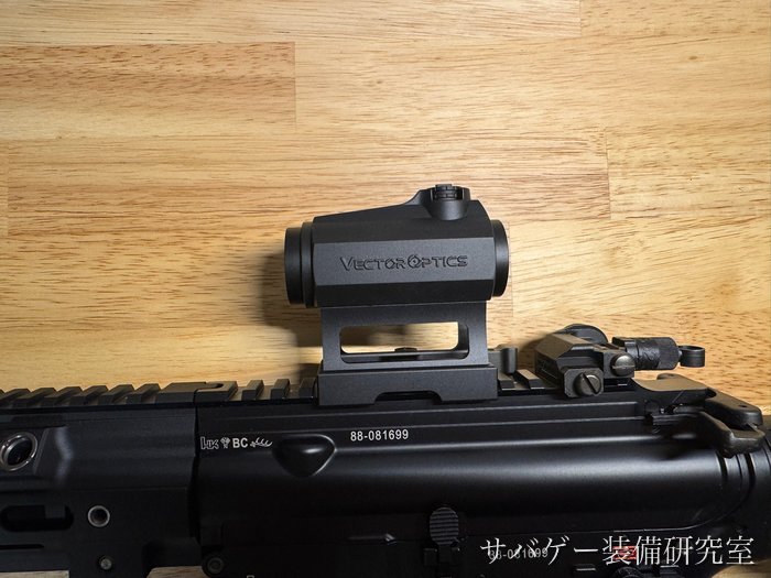 HK416 デルタカスタムに載せたマーベリック 第3世代を真横から（VECTOR OPTICSのロゴとハイマウント）