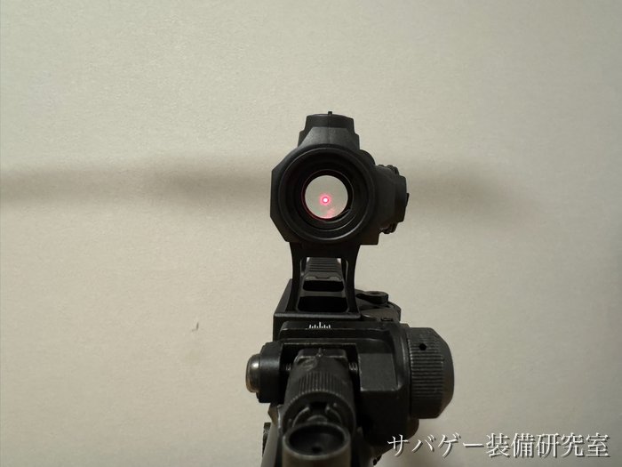 HK416 デルタカスタムのリアサイトを倒したまま、マーベリック 第3世代を後ろから覗いたところ