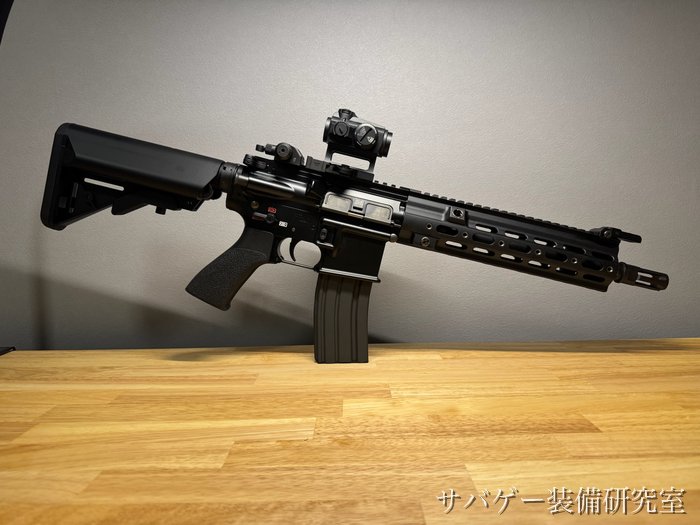 マガジンでテーブルに立たせた管理人のHK416 デルタカスタムとマーベリック 第3世代（排莢口の側）