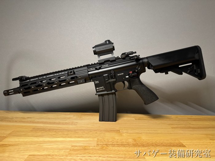 マガジンでテーブルに立たせた管理人のHK416 デルタカスタムとマーベリック 第3世代（刻印のある側）