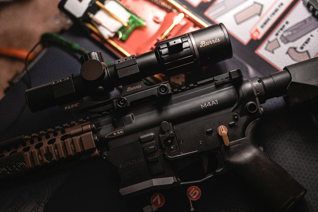 M4系ライフルのレール上に高めのマウントで載ったスコープのアップ