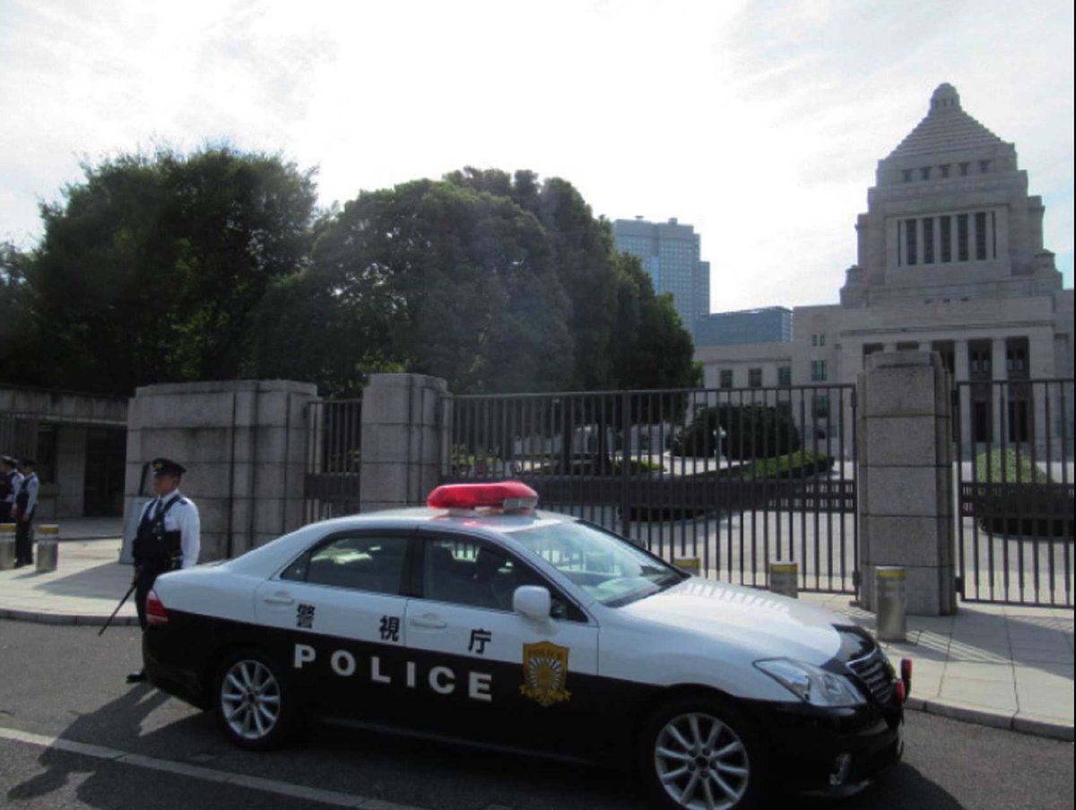 国会議事堂の前で警戒する警視庁のパトカーと警察官