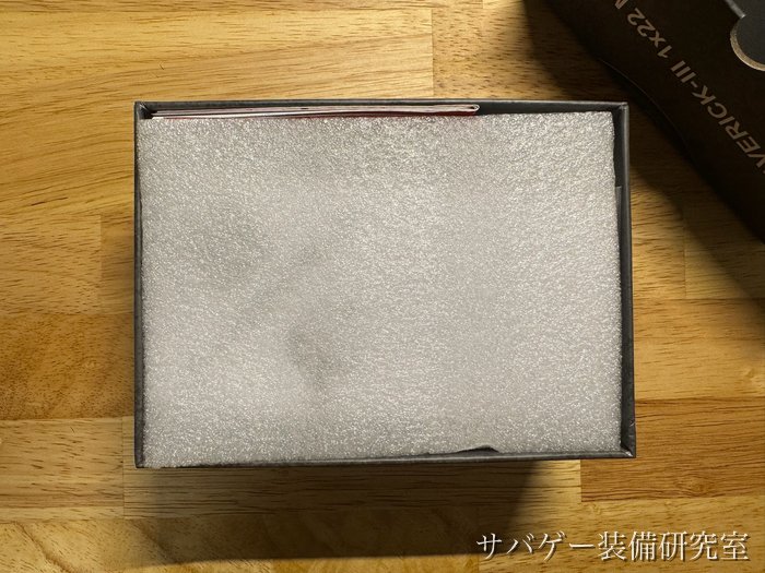 マーベリック 第3世代の箱を開けたところ（白い緩衝材と赤い冊子の端）