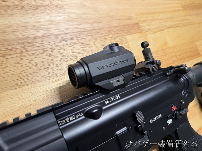 ローマウントのマーベリック 第3世代を載せたHK416 デルタカスタムを斜め前から