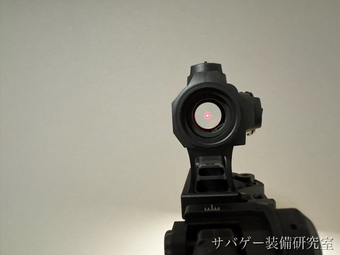 HK416 デルタカスタムに載せたマーベリック 第3世代を後ろから覗いた赤いドット