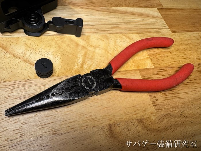キャップを外すのに使ったラジオペンチと、外したキャップ