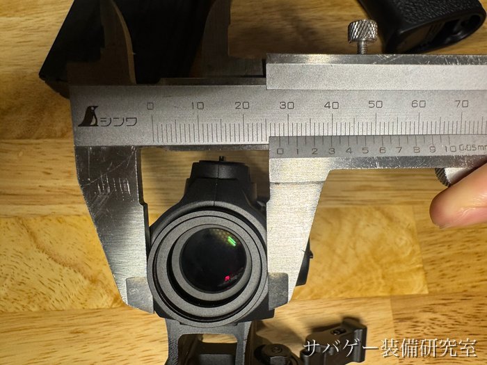 マーベリック 第3世代の覗く側の筒の太さをノギスで測ったところ（28.0mm）