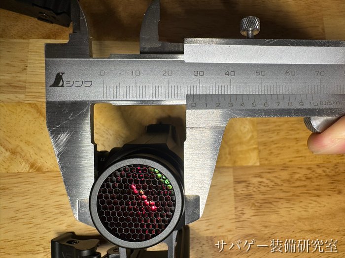 マーベリック 第3世代のキルフラッシュ側の筒の太さをノギスで測ったところ（28.0mm）