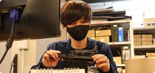 サバゲータウンの査定スタッフがエアガンを1点ずつ確かめているところ