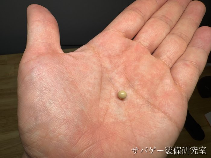 手のひらに乗せた東京マルイ ファイネストBB 0.2gの1粒