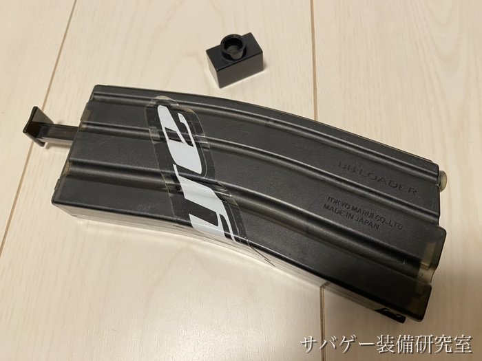 管理人の東京マルイ BBローダーXL(M4マガジン型)と装填口のアダプター