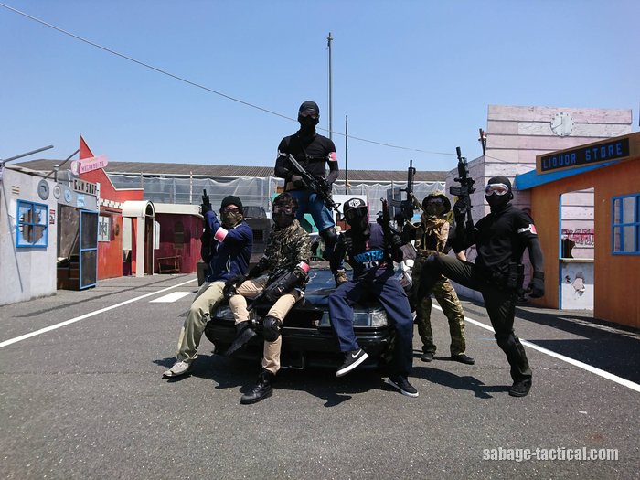 ラグーンシティでの集合写真。サバゲーの服装は6人6様